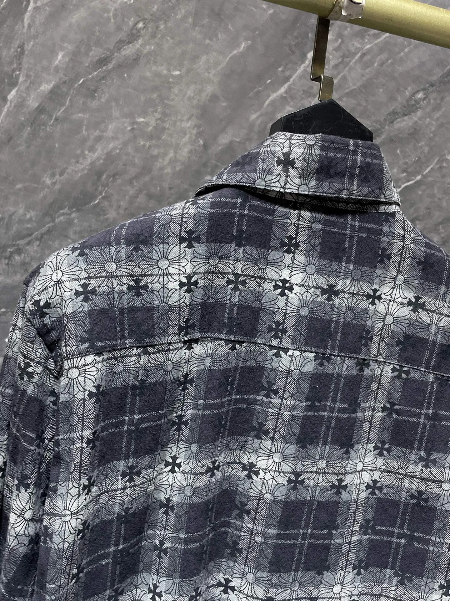 P256 Chrome Hearts 🍁Shirt series🍁 The same style as the star Autumn and winter classic patchwork leather full cross dark pattern all-over printed plaid shirt Whole body plaid alignment Cuffs sheepskin upper and lower alignment Original molding, customized version bronze silver four-buttons Specially customized version high gram weight original shirt fabric Can be worn as a jacket or as a base Essential clothing artifact Recommended color: Customized version gray blue Code numbers: S, M, L, XL